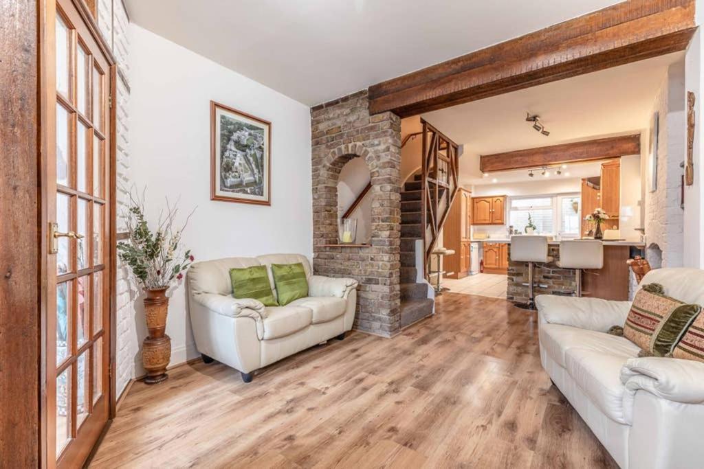 4 Bed 3 Baths In Central Windsor! Walk 2 All The Sights! Legoland 5 Min Drive Extérieur photo