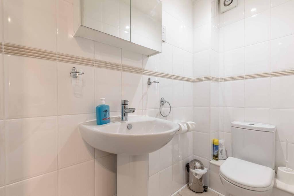 4 Bed 3 Baths In Central Windsor! Walk 2 All The Sights! Legoland 5 Min Drive Extérieur photo